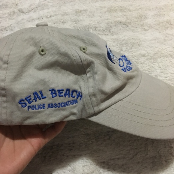 A hat - Picture 2 of 3